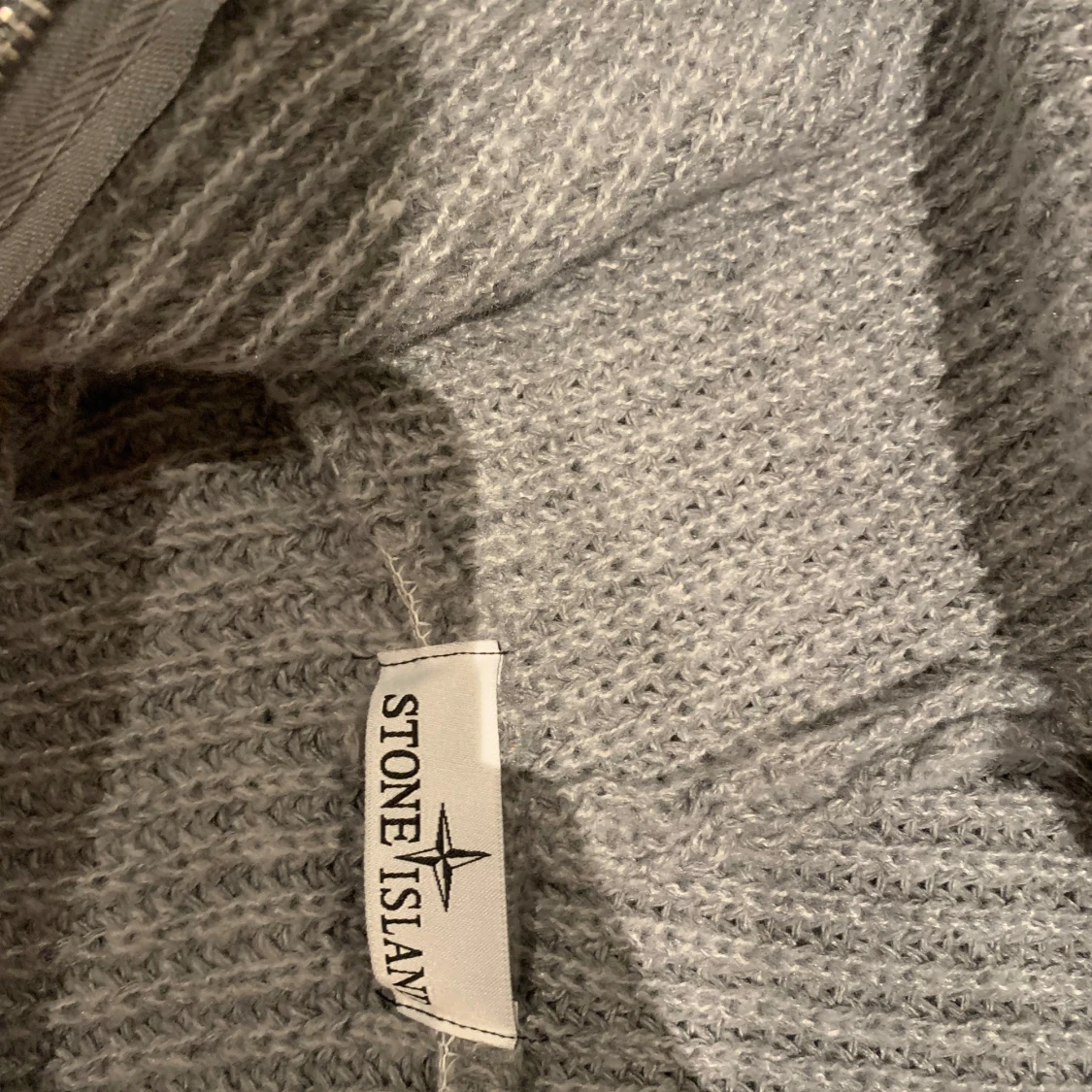 Grå stickad hoodie från Stone Island - 1