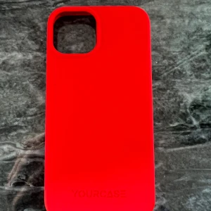 YOURCASE Röd Mobilskal - Snyggt rött mobilskal från YOURCASE, designat för iPhone med stor kamerautskärning. Skalet är i gott skick med mindre tecken på användning invändigt. Perfekt för att skydda din mobil och ge den en personlig touch.Iphone 13 pro/12/11