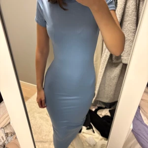 Babyblå klänning  - Säljer en babyblå tight figursydd klänning ifrån SHEIN. Är i storlek S och väldigt stretchig, sitter inte åt på ett jobbigt sätt någonstans. Tycker inte att jag passar i denna färgen, därför säljs den och är aldrig använd förutom provad. 🩵