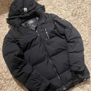 Sail Racing svart dunjacka herr M - Sail racing svart vinter dunjacka, storlek M. Mycket bra skick förutom några små skavanker. Kan mötas i sthlm, ellr så postas den samma dag som köp eller dagen därpå🙌