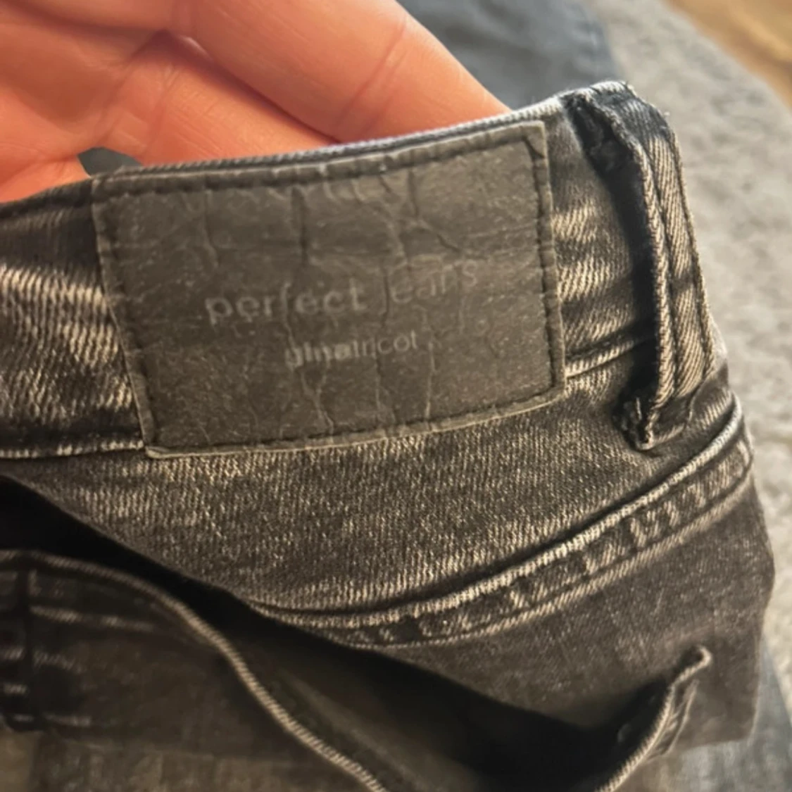 Svarta bootcut jeans från Gina Tricot - 1