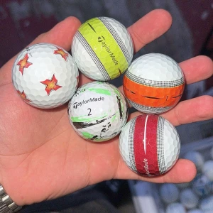 Begagnade golfbollar - Stort parti begagnade golfbollar i blandade färger och modeller. Bollarna är i varierande skick, vissa med mindre slitage och färgskiftningar. Perfekt för träning eller spel. Flera lådor med olika antal och färger. Vid köp skriv till denna annons eller checka in våran Instagram: Mulliganbollar . Vid köp på Plick kontakta mig.