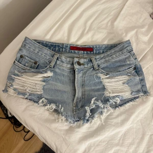 Lågmidjade jeansshorts  - Så snygga lågmidjade jeansshorts. Tyvärr försmå för mig så har ingen bild på. Midjemåttet tvärs över är 38cm💗💗