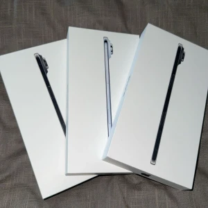 iPhone Air - Säljer tre helt nya, oöppnade iPhone Air i originalförpackning. Perfekt skick, senaste modell med avancerad kamera och tunn design. Passar både arbete och underhållning. Ingen synlig skada eller slitage på kartongerna. Kvitto finns✅               Går att köpa styck också✅