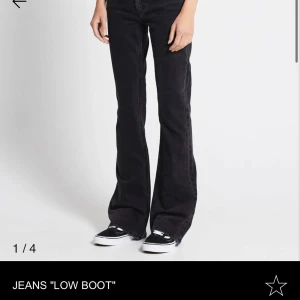 Svarta bootcut jeans low waist - Säljer ett par svarta jeans med bootcut-modell och låg midja. Jeansen har klassisk femficksdesign och är tillverkade i denim. Snygg passform som sitter tajt upptill och släpper ut över benen. Perfekta till sneakers eller boots.