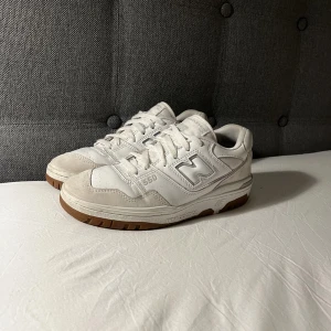 New Balance 550 - Säljer mina new balance då dom var för små för mig, endast använda några få gånger så i väldigt bra skick. Nypris ligger på ca 1700.