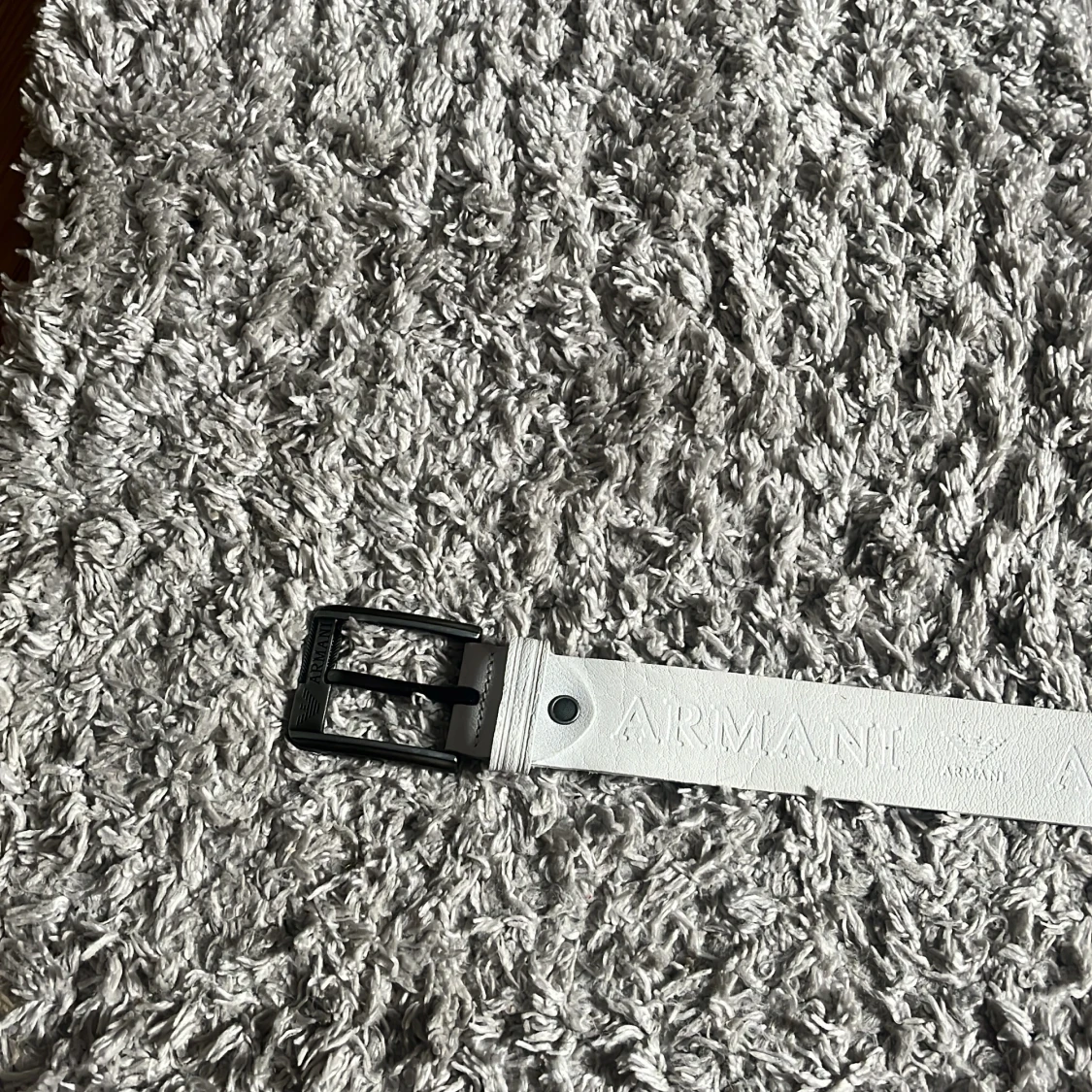 Vit skinnbälte från Armani