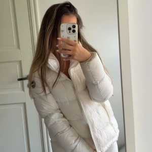  Colmar jacka - Endast använd två gånger Colmar jacka i strl 32. Prislappen är avklippt men finns fortfarande kvar💞 Nypris: 5500