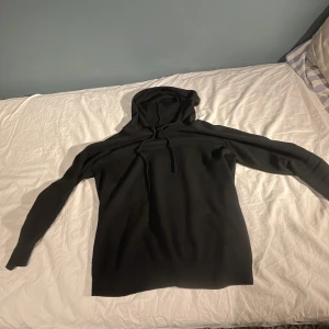Svart kashmir tröja  - Hej! Jag säljer nu min kashmir tröja som knappt är använd. Jag köpte den ny för 800 men passade inte. Har använt den 2 dagar. 
