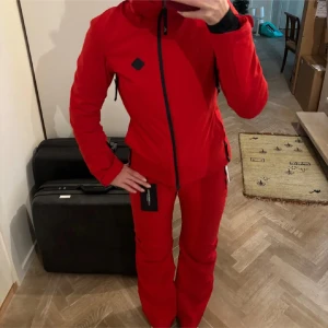 J.Lindeberg dam skidset tx Shell 2l - Säljer en oanvänd skidjacka + skidbyxor från J.Lindeberg som inte kommit till användning. Jackan har bl.a. liftkortsficka samt ventilationsblixtlås i sidorna för att reglera temperatur. Nypris : 7000kr Skriv om ni har några funderingar 🫶🥰 endast jackan 2500 endast byxorna 2000, hela setet 3500 🩷