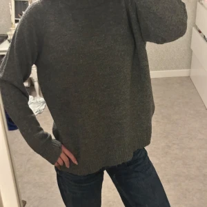 Mörkgrå stickad tröja  - Mysig mörkgrå stickad tröja från lager 157 med rund halsringning och ribbade muddar. Perfekt till hösten🍂🤍