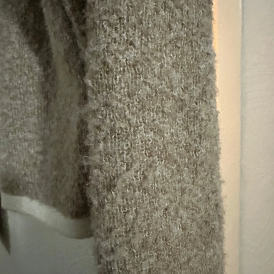 Beige stickad kofta med vita detaljer - 2