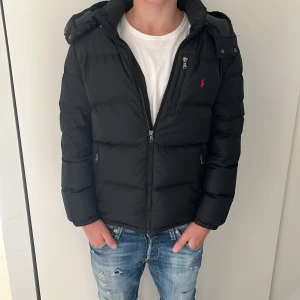 Ralph lauren jacka svart  - Tjena! Jag säljer nu min Ralph Lauren jacka då jag inte använder den längre. Den är i bra skick och jag har ungefär haft den under en vinter. Storleken är i S men kan passa xs och m också. Hör av er om ni har frågor!👍