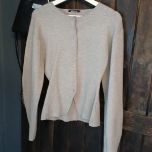 Grå kofta från Gina Tricot XS - Säljer en stilren grå kofta från Gina Tricot i storlek XS. Koftan har rund halsringning, långa ärmar och knappar framtill. Materialet är mjukt och stickat, perfekt för lager-på-lager. Enkel och clean design som funkar till många outfits. Köptes för 499 säljer för 250