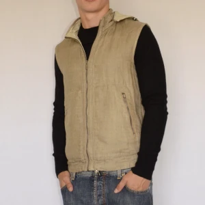 Massimo Dutti linneväst  - MASSIMO DUTTI LINNEVÄST  Storlek : M  Passform : Normal  Användning : Västen är i ett väldigt fint skick utan defekter  Nypris : Cirka 1300SEK  Modellen på bilden är 182CM och väger 79KG