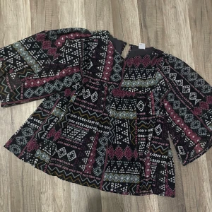 Mönstrad kortklänning från Lindex - Säljer en blus från Lindex med mönster. Den har medellånga, vida ärmar och en avslappnad passform. Perfekt för dig som gillar unika prints och bekväma plagg. Det e mesh(?) och innanför ett tyg för att inte göra fen genomskinligt! Fungerar även som xs