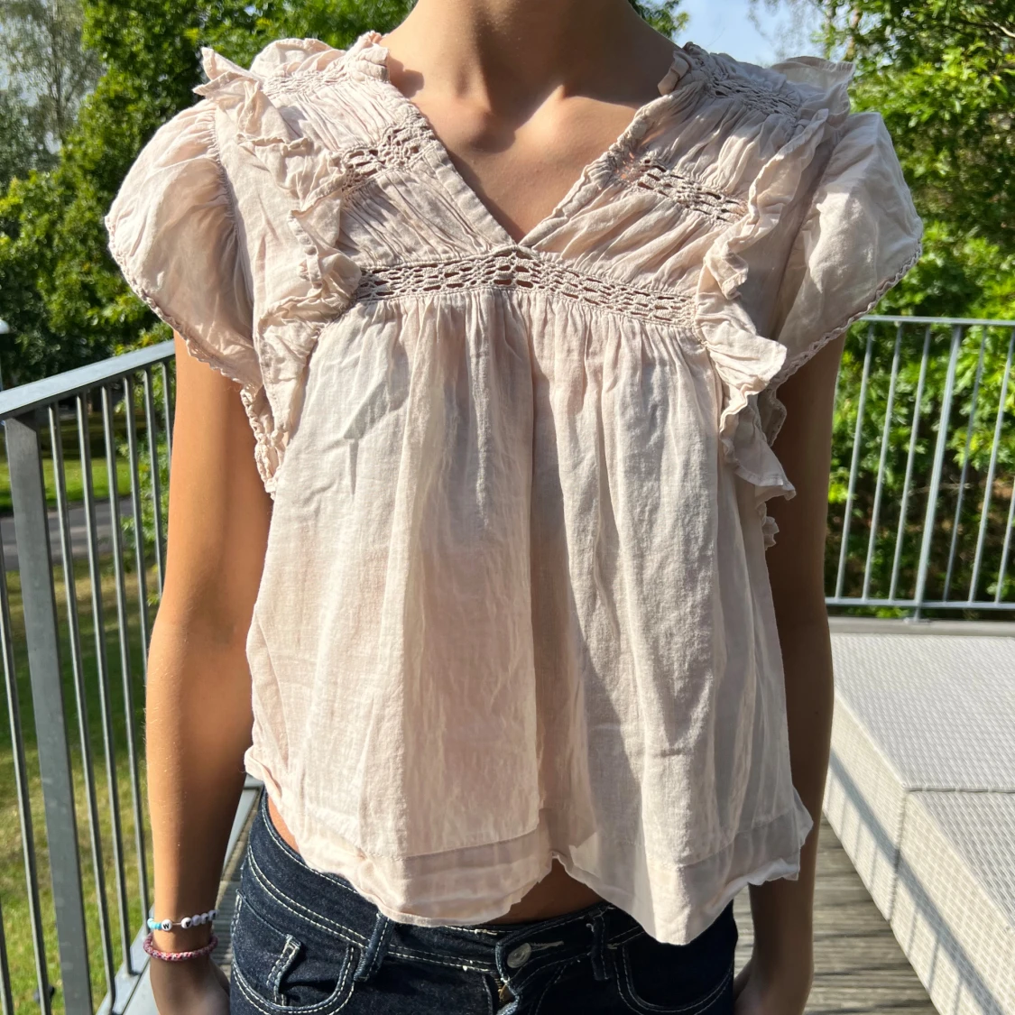 Ljusrosa blus med volang från Neo Noir!