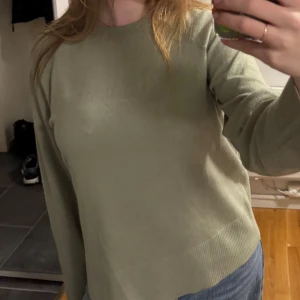 Ljusgrön stickad tröja från Pieces - Enkel och stilren ljusgrön stickad tröja från Pieces. Tröjan har rund halsringning, långa ärmar och breda ribbade muddar vid ärmslut och nederkant. Perfekt att matcha med jeans för en chill look.