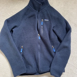 Mörkblå fleecejacka från Patagonia - Mysig mörkblå fleecejacka från Patagonia!