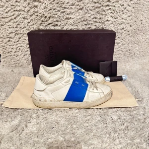 Valentino Garavani Open skor - | Condition: 7/10 | Color: White and Blue | What is included: Sneakers, Box, dustbag, laces and Notes | Retail price: 7200kr | 