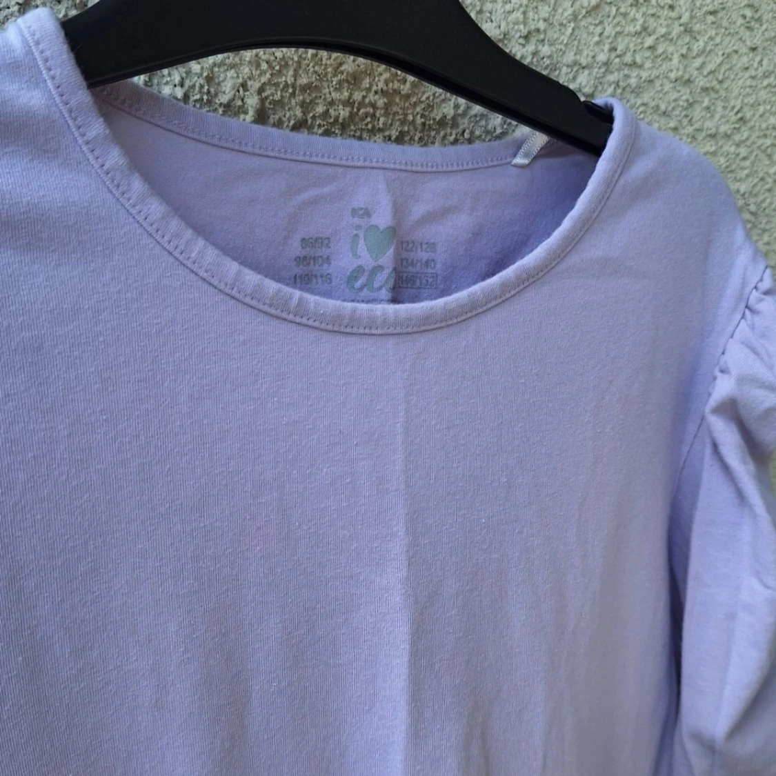 Ljuslila och ljusrosa långärmade toppar