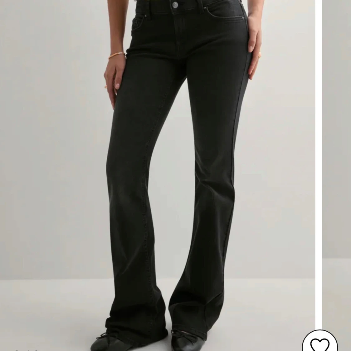 Svarta low bootcut jeans från ONLY