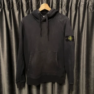 Stone island hoodie  - Stone Island Hoodie Navy - skick 8/10, fint skick, har endast tappat lite färg på vissa ställen, men inget märkvärdigt! - stl S, passar S och kanske en liten M - en extra knapp medföljer som på bild! - jag är 177 lång och tycker den passar ganska bra, men är man lite längre tror jag den sitter bättre, runt 180! - hör av er vid frågor!🙌