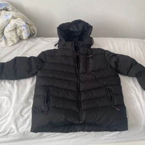 Svart pufferjacka  - Fett vinterjacka som håller dig varm i vintern använd 2 gånger ba eftersom den e lite för stor. Storlek m men passar s oxå