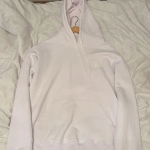 NEUW Hoodie  - Hej, säljer nu min tröja som jag inte använder längre, den är i storlek L och är i ny skick, den är knappt använd 