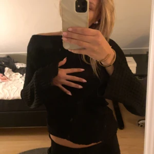 Svart tröja med vida ärmar - Säljer en svart tröja med breda, vida ärmar och offshoulder-passform. Tröjan har en loose fit och är perfekt för dig som gillar en avslappnad och trendig stil. Supermjuk och skön att bära, passar till allt i garderoben.