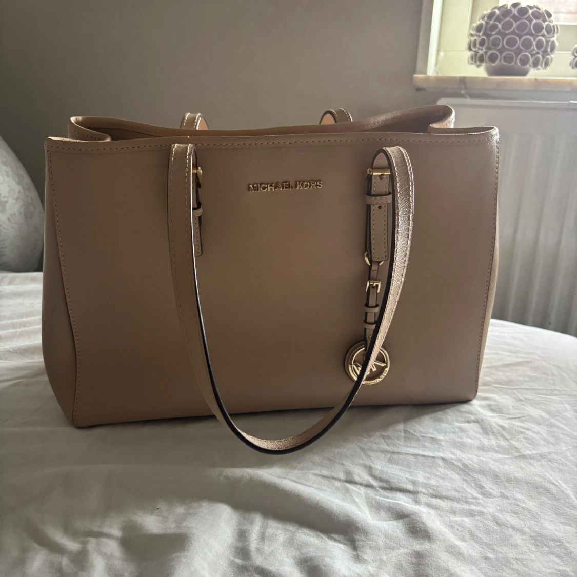 Beige handväska från Michael Kors