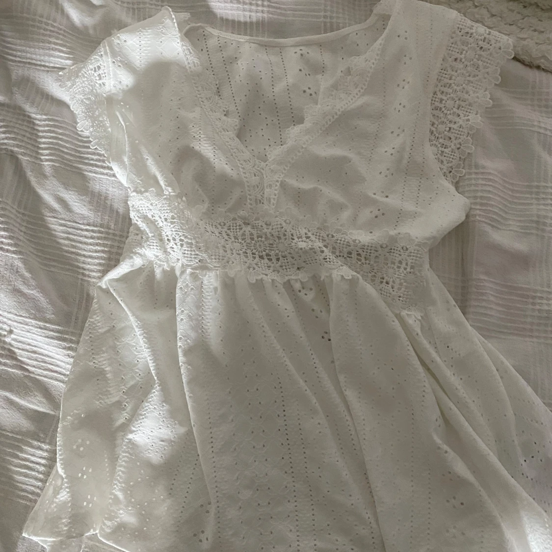 Vit blus med spetsdetaljer