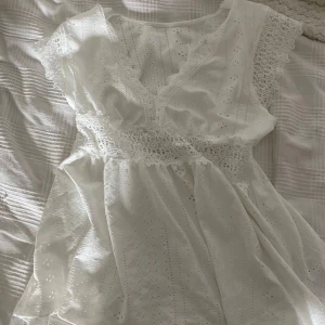 Vit blus med spetsdetaljer - Superfin vit blus med spets vid ärmar och midja. Den är v-ringad. Perfekt för sommarens alla tillfällen, med romantiska vibbar och luftig känsla. Köpt på vinted och finns ej en lapp