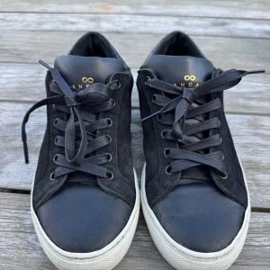 Svarta sneakers från Sandays - Stilrena svarta sneakers från Sandays med ovandel i mocka och detaljer i skinn. Strl 38