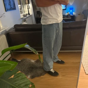 Baggy  jeans Sweet SKTBS - Baggy ljusblå jeans från Sweet SKTBS. Jeansen har normal midja och är tillverkade i robust denim. Perfekta för dig som gillar en avslappnad och loose passform. Passar mig som brukar ha strlk 32, de är märkta i strlk S, är 180 lång