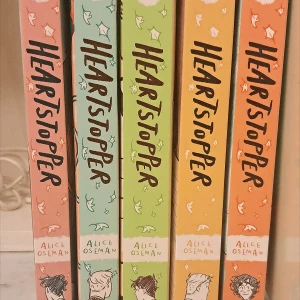 Heartstopper (volymer 1-5) - Hela heartstopper serien (volym 1-5) I nytt skick!💕 