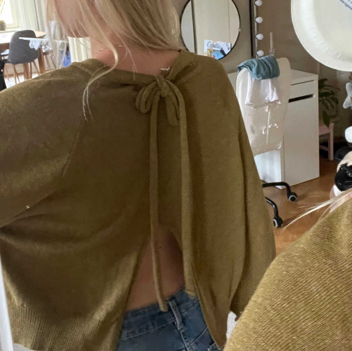 Olivgrön stickad tröja med knyt i ryggen