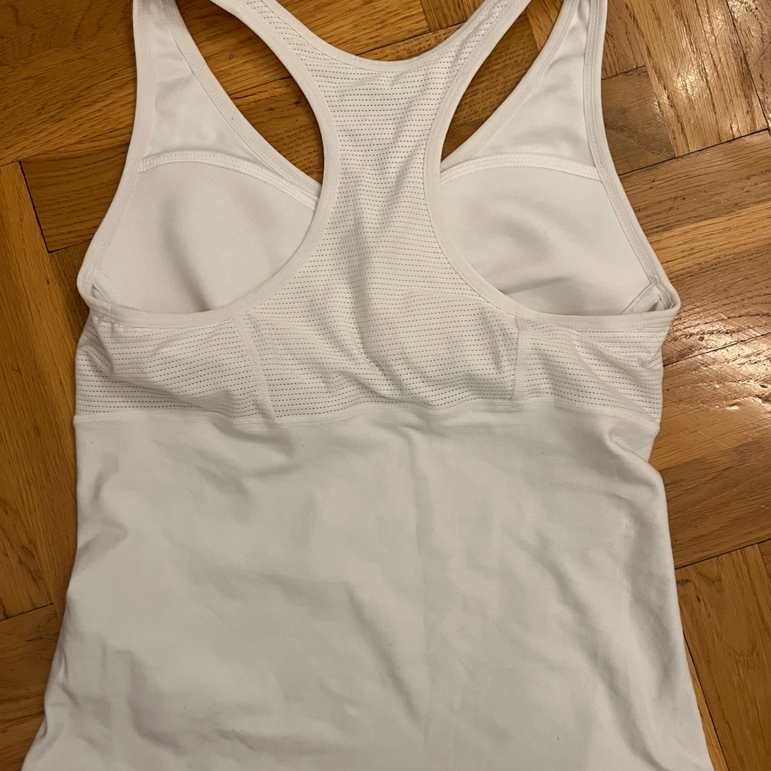 Vit sportig linnetopp från Nike - 1