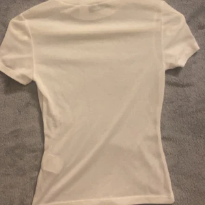 Vit T-shirt  - Helt ny använd bara för att ta denna bild den är lite genomskinlig!