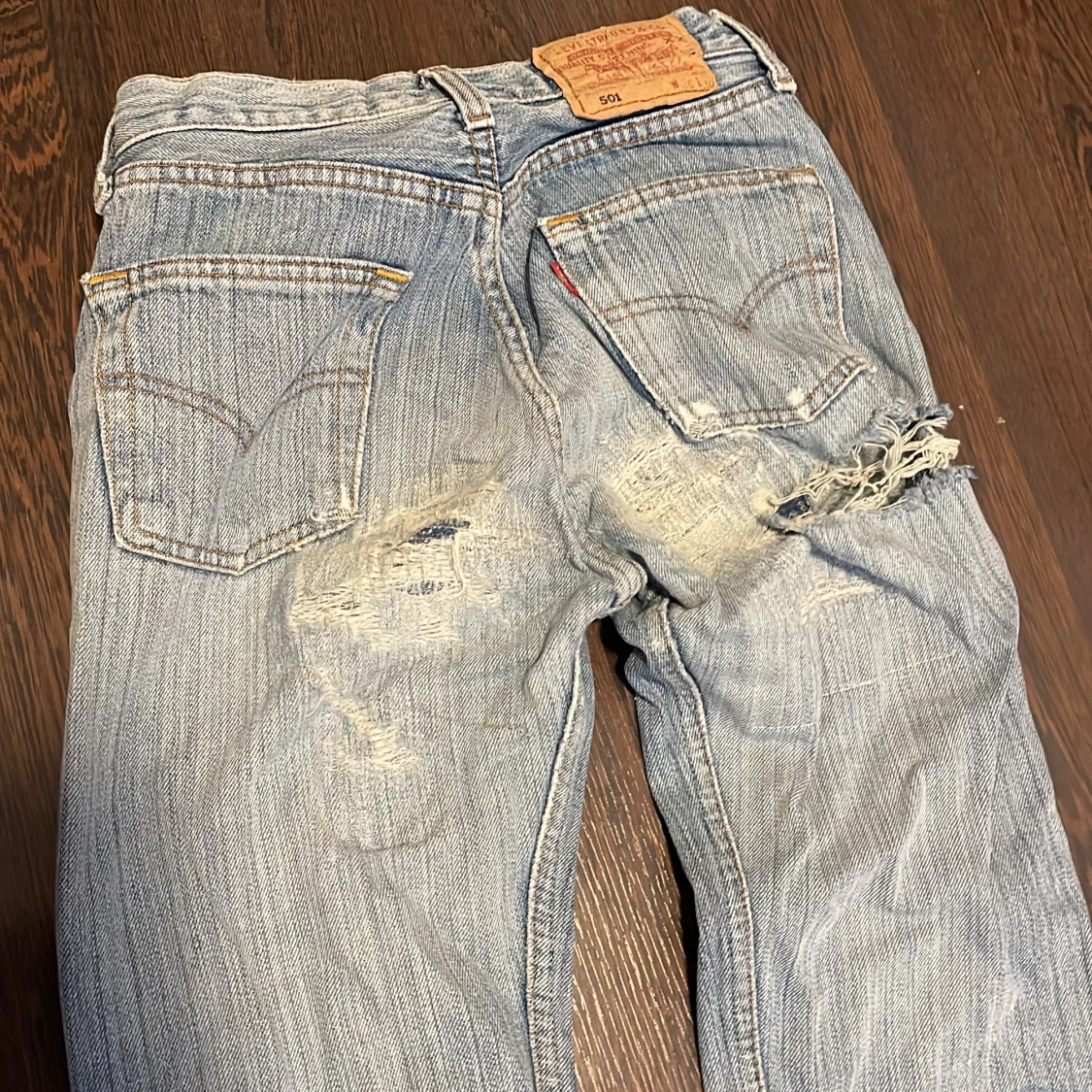 Levi's 501 ljusblå slitna jeans - 3