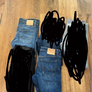 Jack&jones jeans slim Glenn - Säljer ett par klassiska blå jeans från Jack&jones med snygga kontrastsömmar och läderpatch bak i midjan. Jeansen har slim passform och normal midja, perfekta för en avslappnad och stilren look. Storlek 30/32 säljs för 70 kr styck 