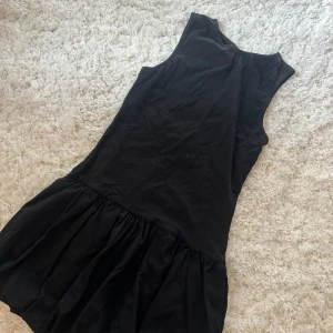 Klänning - Så fin klänning, tight med en liten kjol nertill ❤️❤️(den ör ganska kort)