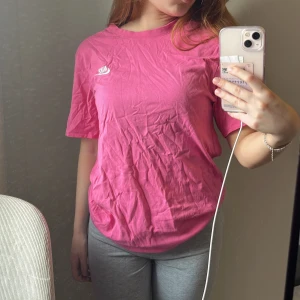 Rosa Nike t-shirt i bomull - Har ej orkat stryka tröjan🙈 snygg tshirt i neonrosa lite längre i fit. Storlek s