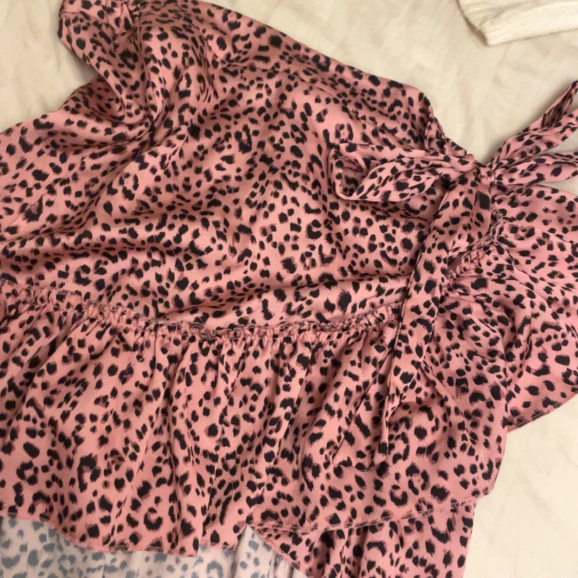 Rosa leopardmönstrad kjol med knyt