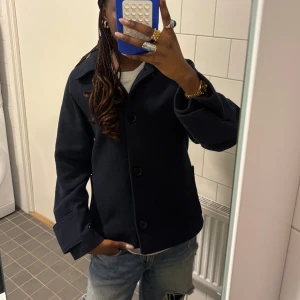 Mörkblå Kappa - Säljer min favorit kappa som jag sytt till en kort (den va lång innan) köpt från monki! Storlek xxs men skulle verkligen inte säga att den sitter som det, är en person som vanligtvis har S i jacka så skulle säga xs/s!🌸Kan mötas upp i centrala Stockholm! :)