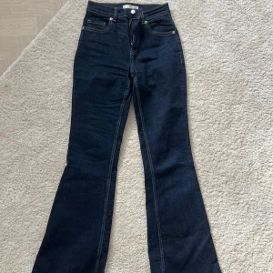 Mango jeans - Superfina populära Mango jeansen, som är utsvänga nertill, endast använda ett par gånger!!