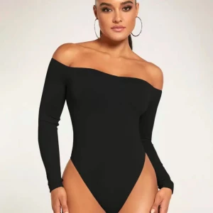 Off shoulder body  -  svart offshoulder body med lång ärm och tight passform. 