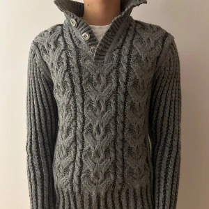 Öguz Örme tröja - Riktigt snygg Öguz Örme tröja som är i top kvalite, ny pris ungefär 2500, vårt pris 599. Storlek L men sitter som M. För mer frågor eller bilder är det bara att höra av sig!