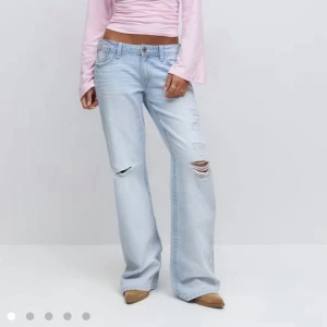 Ljusblå bootcut jeans med slitningar - SÖKER!!!!!!!!170❤️