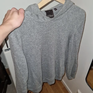Oscar jacobsson hoodie - Tjena säljer denna sjukt snygga oscar jacobsson hoodie för endast 549🤩🤩!! Skick 9/10. Hör gärna av er om ni har några frågor🫡🙌
